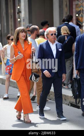 Milan, . 08th juin 2022. Milan, 08-06-2022 Andrea Della Valle, le frère de Diego, traverse les rues du centre avant d'aller vérifier l'un de ses magasins dans la via Montenapoleone. Crédit : Agence photo indépendante/Alamy Live News Banque D'Images