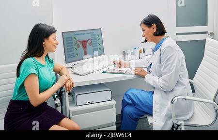 Consultation de gynécologue. médecin et femme patient parle dans le bureau gynécologique lors de la visite au bureau gynécologique Banque D'Images