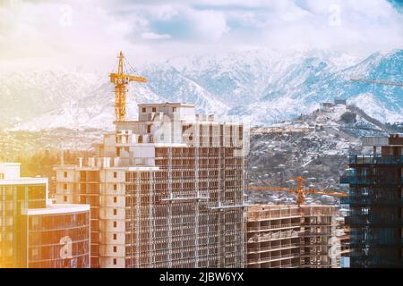 Construction Crane participe à l'aménagement D'Un nouveau bâtiment résidentiel de plusieurs étages. Nouvelles maisons résidentielles à plusieurs étages sur Blue Sky. Immobilier Banque D'Images