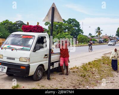 Zanzibar, Tanzanie - Fév, 2021: Beaucoup de grappe de fruits rouges de lychee vendus directement de la voiture sur la rue de l'Afrique. Autres noms connus: Lychee, long Banque D'Images