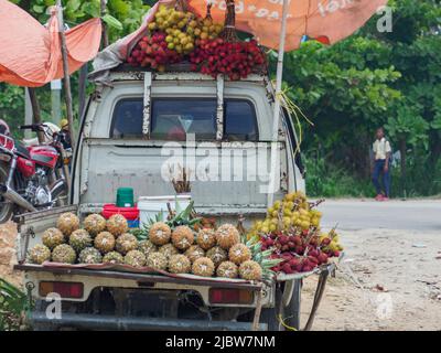 Zanzibar, Tanzanie - Fév, 2021: Beaucoup de grappe de fruits rouges de lychee vendus directement de la voiture sur la rue de l'Afrique. Autres noms connus: Lychee, long Banque D'Images