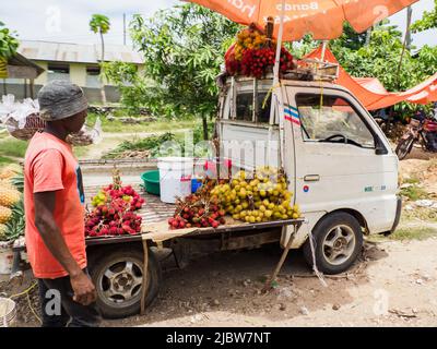 Zanzibar, Tanzanie - Fév, 2021: Beaucoup de grappe de fruits rouges de lychee vendus directement de la voiture sur la rue de l'Afrique. Autres noms connus: Lychee, long Banque D'Images