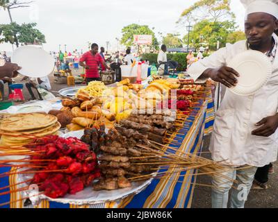 Stone Town, Zanzibar, Tanzanie - janvier, 2021: Marché de nuit Forodhani avec beaucoup de nourriture locale. Afrique Banque D'Images