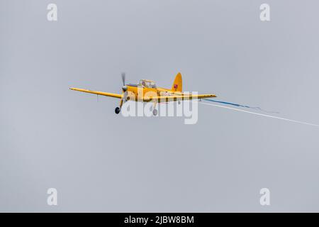 1952 DHC Chipmunk T.22 (G-BNZC) en vol au Shuttleworth Jubilee Airshow avec une banderole rouge blanche et bleue célébrant le Queens Platinum Jubilee Banque D'Images