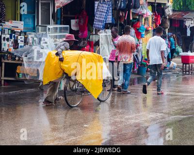 Zanzibar, Tanzanie - Fév, 2021: La bicyclette est un moyen de transport très populaire en Afrique, tant pour le transport de personnes que de divers types de marchandises. Banque D'Images