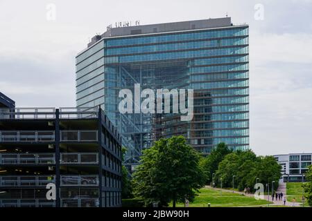 Le Stadttor est une tour de bureaux située dans le quartier Unterbilk de Düsseldorf, Rhénanie-du-Nord-Westphalie, Allemagne, 23.5.22 Banque D'Images