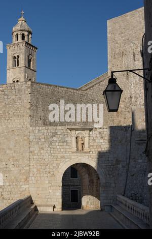 Porte de Ploce et pont sur l'ancienne Moat avec le Bas relief de St Blaise, Dubrovnik, Croatie Banque D'Images