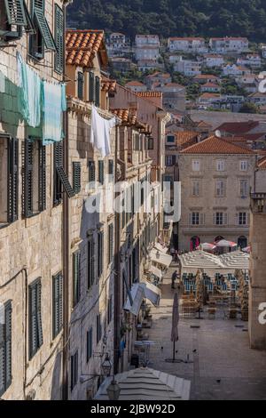 Séchage de linge sur Clothesline au-dessus de la place Gunduliceva Poljana vue de l'escalier jésuite, Dubrovnik, Croatie Banque D'Images