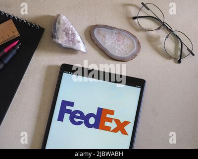 Sur cette photo, le logo de FedEx Corporation apparaît sur une tablette Banque D'Images