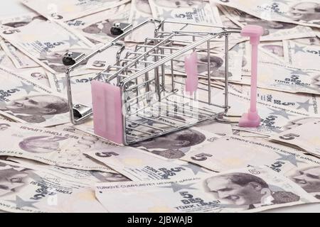 Un petit panier vide sur des billets de lire turcs Banque D'Images