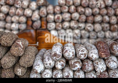 Piles de saucisses séchées - soucisson, typiquement fait de porc, ou un mélange de porc et d'autres viandes. Banque D'Images