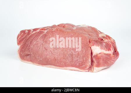 Bœuf cru avec assaisonnement sur fond blanc