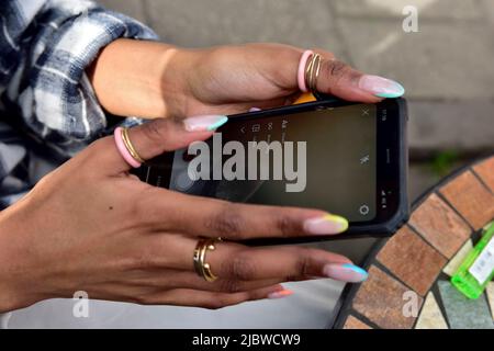 Mains de femme tenant un smartphone mobile Banque D'Images