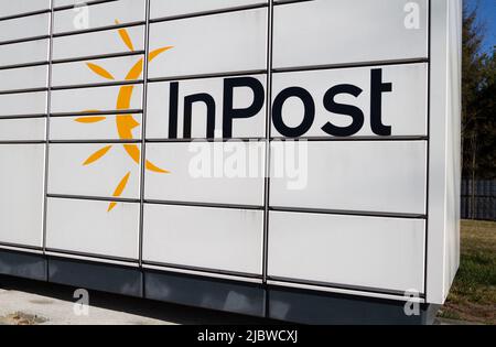 Service de livraison InPost Paczkomat. Boîte à colis électronique intelligente en acier, boîtes aux lettres automatiques. Machine de collecte de colis à Cracovie, Pologne. Banque D'Images