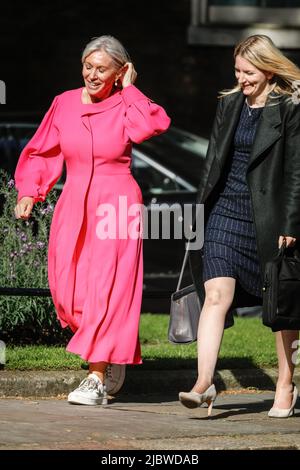 Downing Street, Londres, Royaume-Uni. 08th juin 2022. Nadine Dorries députée, secrétaire d'État au numérique, à la Culture, aux médias et au Sport, dans une longue robe rose. Le British Fashion Council, en collaboration avec le Premier ministre, a organisé ce soir un événement pour célébrer la mode durable, conjointement avec le début de la semaine de la mode de Londres vendredi. Le PM devait prendre la parole à l'événement, en présence de représentants de l'industrie de la mode et de personnalités politiques, dont Nadine Dorries, secrétaire à la Culture, et Justine Simonds, mairesse adjointe de la Culture et des Industries créatives. Credit: Imagetraceur/Alamy Live News Banque D'Images