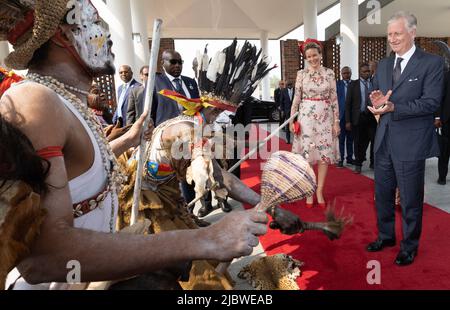 Congo, le 08 juin 2022. La reine Mathilde de Belgique et le roi Philippe - Filip de Belgique arrivent pour une visite au Musée National, CNRDC, Musée national de la République démocratique du Congo, à Kinshasa, lors d'une visite officielle du couple royal belge en République démocratique du Congo, le mercredi 08 juin 2022. Le roi et la reine de Belgique visiteront Kinshasa, Lubumbashi et Bukavu de 7 juin à 13 juin. BELGA PHOTO BENOIT DOPPAGNE Banque D'Images