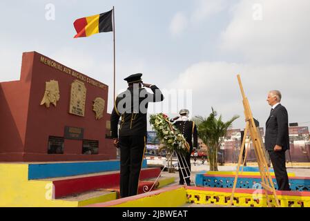 Congo, le 08 juin 2022. Le roi Philippe - Filip de Belgique se tient toujours à une couronne qui pose au 'Mémorial aux anciens combattants', à Kinshasa, lors d'une visite officielle du couple royal belge en République démocratique du Congo, le mercredi 08 juin 2022. Le roi et la reine de Belgique visiteront Kinshasa, Lubumbashi et Bukavu de 7 juin à 13 juin. BELGA PHOTO BENOIT DOPPAGNE Banque D'Images