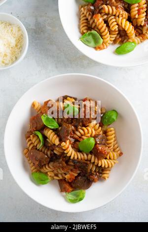 Pasta alla Norma - Cuisine italienne traditionnelle avec l'aubergine, tomate, fromage et basilic Banque D'Images