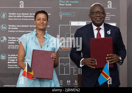 Congo, le 08 juin 2022. Meryame Kitir, ministre congolais de la coopération au développement, et Christophe Lutundula Apal, ministre congolais des Affaires étrangères, photographiés lors d'une visite au Musée national de la République démocratique du Congo, au Musée national de la République démocratique du Congo, à Kinshasa, lors d'une visite officielle du couple royal belge en République démocratique du Congo, Mercredi 08 juin 2022. Le roi et la reine de Belgique visiteront Kinshasa, Lubumbashi et Bukavu de 7 juin à 13 juin. BELGA PHOTO BENOIT DOPPAGNE Banque D'Images