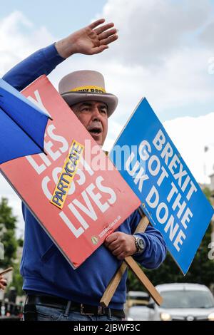 Downing Street, Londres, Royaume-Uni. 08th juin 2022. Steve Bray, activiste bien connu. Les manifestants anti-gouvernement et anti-Brexit autour de « l'homme du Brexit top », le militant Steve Bray, se sont une fois de plus rassemblés à Westminster pour se rallier aujourd'hui. Credit: Imagetraceur/Alamy Live News Banque D'Images