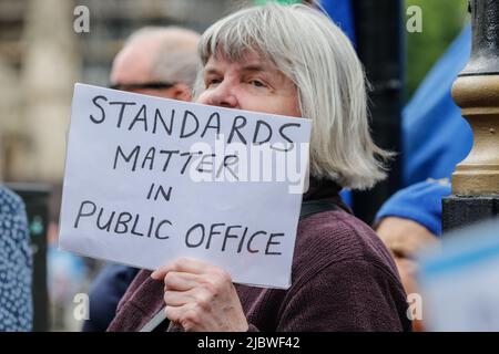 Downing Street, Londres, Royaume-Uni. 08th juin 2022. Un manifestant avec étiquette. Les manifestants anti-gouvernement et anti-Brexit autour de « l'homme du Brexit top », le militant Steve Bray, se sont une fois de plus rassemblés à Westminster pour se rallier aujourd'hui. Credit: Imagetraceur/Alamy Live News Banque D'Images