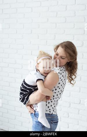 Bébé avec implant cochléaire aide auditive s'amuser avec sa mère - surdité et concept de diversité. Copier l'espace et l'emplacement pour la publicité Banque D'Images