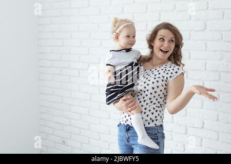 Bébé avec implant cochléaire aide auditive s'amuser avec sa mère - surdité et concept de diversité. Copier l'espace et l'emplacement pour la publicité Banque D'Images
