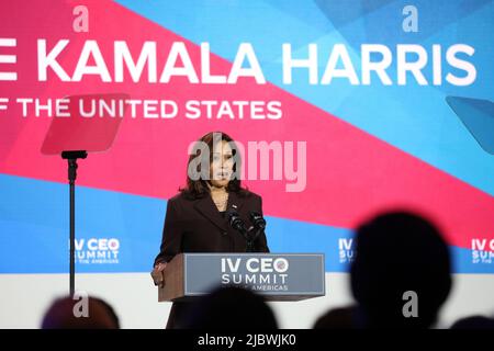 Los Angeles, États-Unis. 08th juin 2022. Le vice-président Kamala Harris s'exprime au IV Sommet des PDG des Amériques à Los Angeles, en Californie, mercredi, à 8 juin 2022. Photo de piscine par David Swanson/UPI crédit: UPI/Alamy Live News Banque D'Images