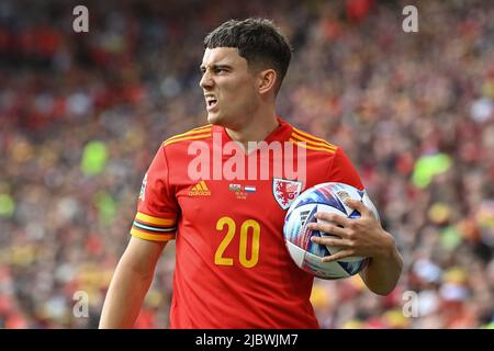 Cardiff, Royaume-Uni. 08th juin 2022. DaN James du pays de Galles avec le ballon à Cardiff, Royaume-Uni, le 6/8/2022. (Photo de Craig Thomas/News Images/Sipa USA) crédit: SIPA USA/Alay Live News Banque D'Images