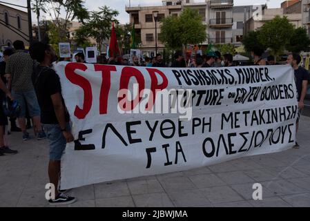 Athènes, Grèce. 8th juin 2022. Les gens solidaires des demandeurs d'asile tiennent des pancartes et des bannières montrant des noms et des incidents où les demandeurs d'asile ont perdu la vie en essayant de passer de la Turquie à la Grèce. La manifestation a eu lieu en dehors du ministère de la politique migratoire. (Credit image: © Nikolas Georgiou/ZUMA Press Wire) Banque D'Images