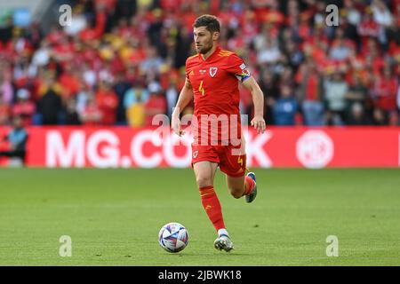 Cardiff, Royaume-Uni. 08th juin 2022. Ben Davies du pays de Galles avec le ballon à Cardiff, Royaume-Uni, le 6/8/2022. (Photo de Craig Thomas/News Images/Sipa USA) crédit: SIPA USA/Alay Live News Banque D'Images