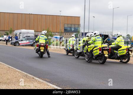 Les escortes de police arrivent prêtes à diriger les équipes autour du circuit avant le début de la visite cycliste des femmes de Grande-Bretagne 2022 à Colchester, Essex Banque D'Images