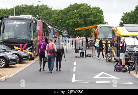 Parking au Northern Gateway Sports Park à Colchester avant le début de la première étape de la visite cycliste féminine de Grande-Bretagne 2022 Banque D'Images