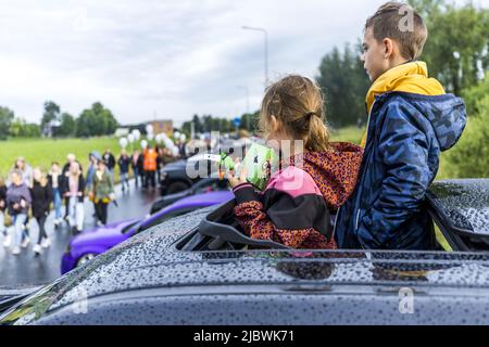 2022-06-08 19:47:45 KERKRADE - participants dans une marche silencieuse en mémoire de Gino de 9 ans. Le garçon a disparu d'un terrain de jeu sur 1 juin, et ses restes ont été retrouvés quelques jours plus tard dans une maison. Un suspect de 22 ans a été arrêté. ANP MARCEL VAN HOORN pays-bas - belgique sortie Banque D'Images