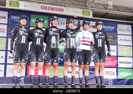 Le DSM de l'équipe de cyclisme féminine est présenté à la foule avant la première étape du Women's Tour of Britain 2022 à Colchester, dans l'Essex. Banque D'Images