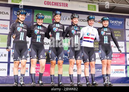 Le DSM de l'équipe de cyclisme féminine est présenté à la foule avant la première étape du Women's Tour of Britain 2022 à Colchester, dans l'Essex. Banque D'Images