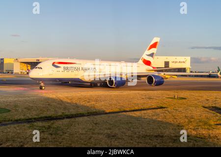 L'Airbus A380 de British Airways se tenant à côté de la piste à l'aéroport de Heathrow, Angleterre, Royaume-Uni. Avion ou avion, avion passager, avion long-courrier Banque D'Images