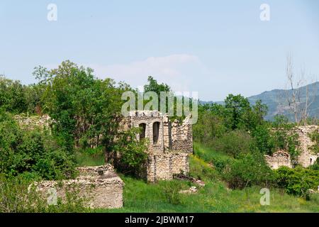 Shusha - Azerbaïdjan. Ruines de bâtiments dans le Karabakh montagneux détruits par la guerre. Après la guerre Banque D'Images