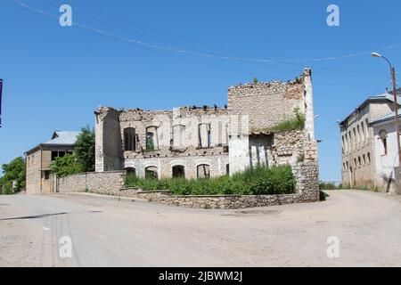 Shusha - Azerbaïdjan. Ruines de bâtiments dans le Karabakh montagneux détruits par la guerre. Après la guerre Banque D'Images