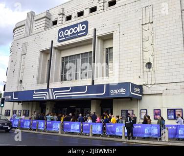 Manchester, Royaume-Uni. 8th juin 2022. Les fans de musique ou les membres du public font la queue pour voir Laura Pergolizzi, la chanteuse et auteur-compositeur américaine, connue professionnellement sous le nom de LP, en dehors de la salle de musique Apollo O2, Ardwick, Manchester, Angleterre, Royaume-Uni, Îles britanniques. LP est en tournée son sixième album, Eglises. La façade du bâtiment possède une façade blanche vitrée en terre cuite et peut accueillir jusqu'à 2 693 personnes. Crédit : Terry Waller/Alay Live News Banque D'Images