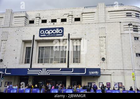 Manchester, Royaume-Uni. 8th juin 2022. Les fans de musique ou les membres du public font la queue pour voir Laura Pergolizzi, la chanteuse et auteur-compositeur américaine, connue professionnellement sous le nom de LP, en dehors de la salle de musique Apollo O2, Ardwick, Manchester, Angleterre, Royaume-Uni, Îles britanniques. LP est en tournée son sixième album, Eglises. La façade du bâtiment possède une façade blanche vitrée en terre cuite et peut accueillir jusqu'à 2 693 personnes. Crédit : Terry Waller/Alay Live News Banque D'Images