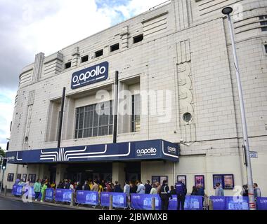 Manchester, Royaume-Uni. 8th juin 2022. Les fans de musique ou les membres du public font la queue pour voir Laura Pergolizzi, la chanteuse et auteur-compositeur américaine, connue professionnellement sous le nom de LP, en dehors de la salle de musique Apollo O2, Ardwick, Manchester, Angleterre, Royaume-Uni, Îles britanniques. LP est en tournée son sixième album, Eglises. La façade du bâtiment possède une façade blanche vitrée en terre cuite et peut accueillir jusqu'à 2 693 personnes. Crédit : Terry Waller/Alay Live News Banque D'Images