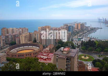 Vue d'en haut, sur les arènes de la Malagueta et le port de Malaga en Espagne Banque D'Images