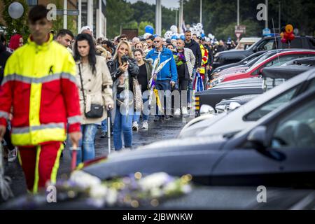 2022-06-08 19:43:35 KERKRADE - participants dans une marche silencieuse en mémoire de Gino de 9 ans. Le garçon a disparu d'un terrain de jeu sur 1 juin, et ses restes ont été retrouvés quelques jours plus tard dans une maison. Un suspect de 22 ans a été arrêté. ANP MARCEL VAN HOORN pays-bas - belgique sortie Banque D'Images