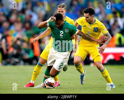 Cyrus Christie, de la République d'Irlande, lutte pour la possession du ballon avec Mykola Shaparenko, de l'Ukraine (à droite) lors du match de la Ligue des Nations de l'UEFA au stade Aviva de Dublin, en Irlande. Date de la photo: Mercredi 8 juin 2022. Banque D'Images