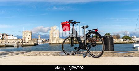 Vieux port de la Rochelle. Vue arrière d'un vélo donnant sur la ville en se tenant sur le point d'observation. Banque D'Images