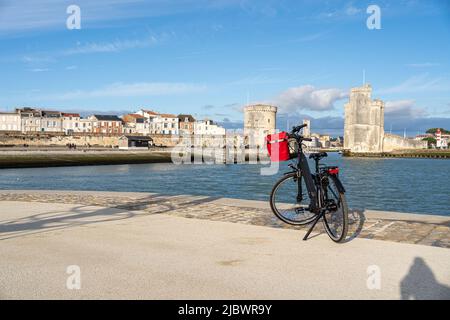 Vieux port de la Rochelle. Vue arrière d'un vélo donnant sur la ville en se tenant sur le point d'observation. Banque D'Images