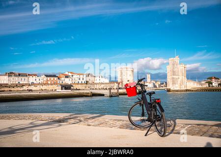 Vieux port de la Rochelle. Vue arrière d'un vélo donnant sur la ville en se tenant sur le point d'observation. Banque D'Images