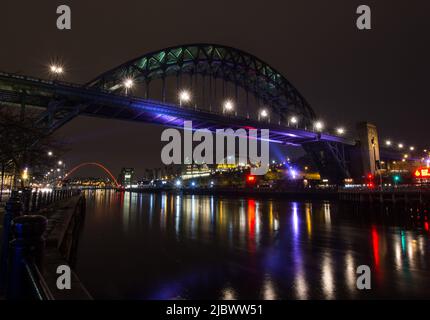 Photo nocturne du pont Tyne et de Newcastle Gateshead Quayside Banque D'Images