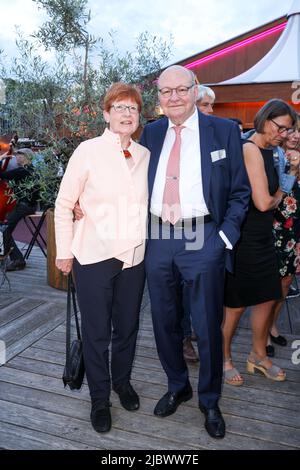 Berlin, Allemagne. 08th juin 2022. Walter Momper, ancien maire de Berlin, et Anne Momper viennent à la célébration de l'anniversaire 30 ans 'Bar joder Vernunft' et 20 ans 'Tipi am Kanzleramt' au Tipi am Kanzleramt. Crédit : Gerald Matzka/dpa/Alay Live News Banque D'Images